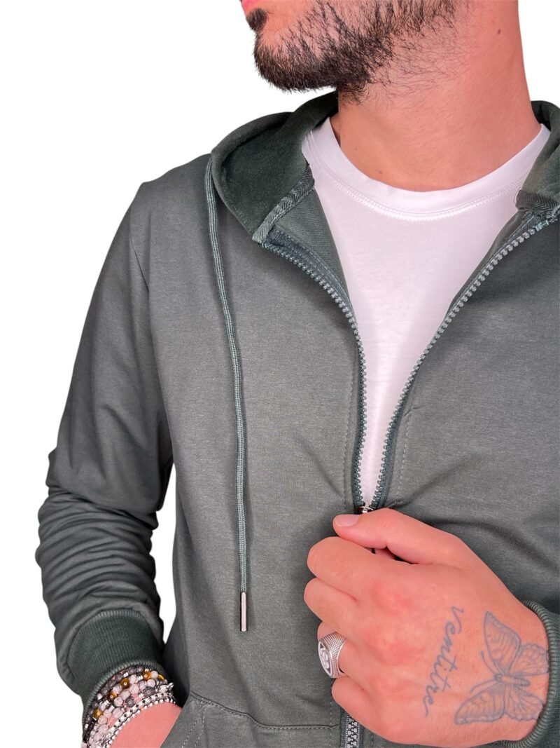 FELPA LEGGERA CON CAPPUCCIO E ZIP VERDE - immagine 2