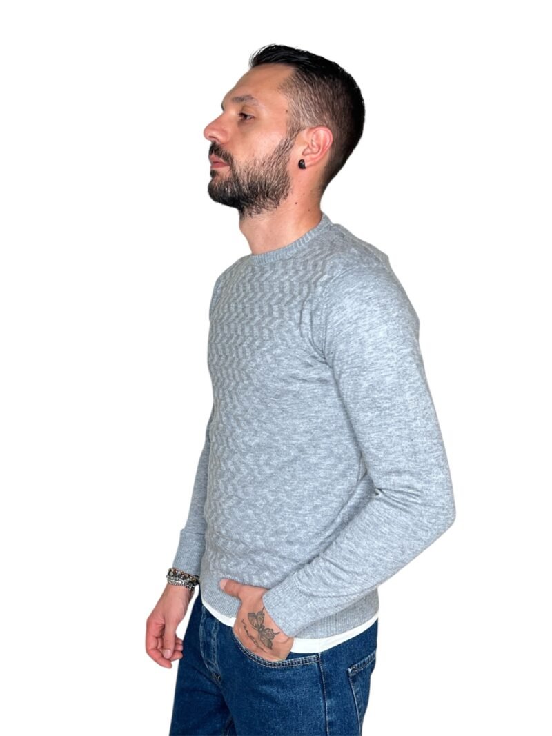 MAGLIONE UOMO GRIGIO A FANTASIA GEOMETRICA-GIROCOLLO SLIM FIT - immagine 4